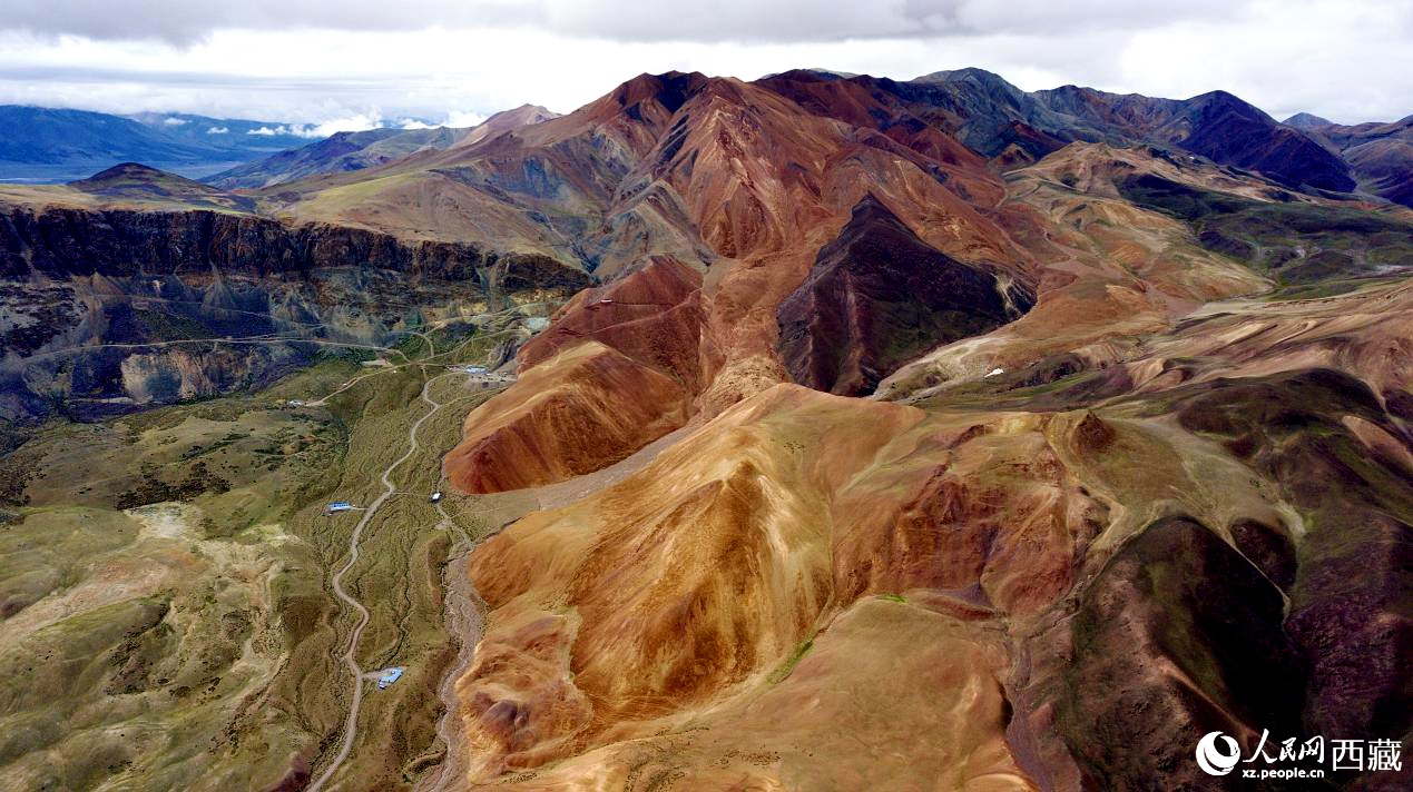 西藏阿里地區(qū)札達(dá)縣境內(nèi)的山丘，因大地礦石的緣故而變得色彩豐富，當(dāng)?shù)厝朔Q之為“五彩山”。