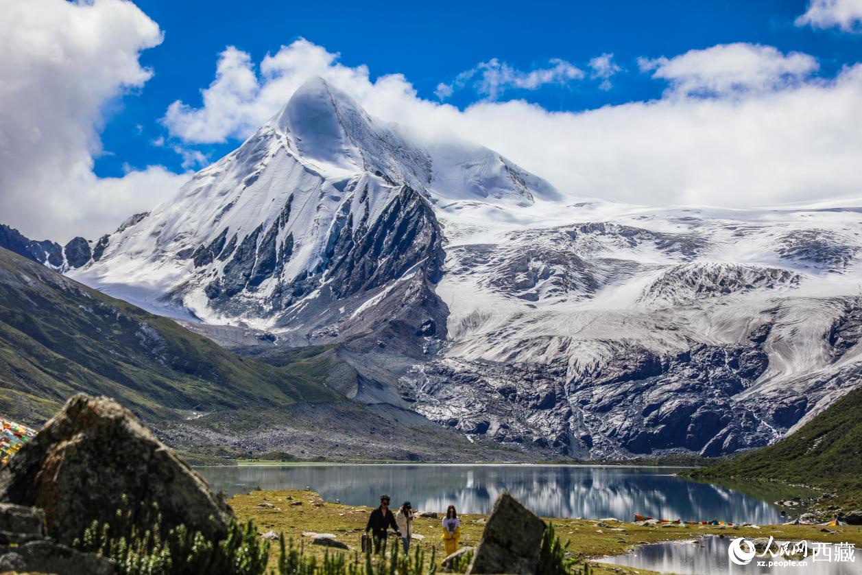 西藏那曲市比如縣的薩普雪山。