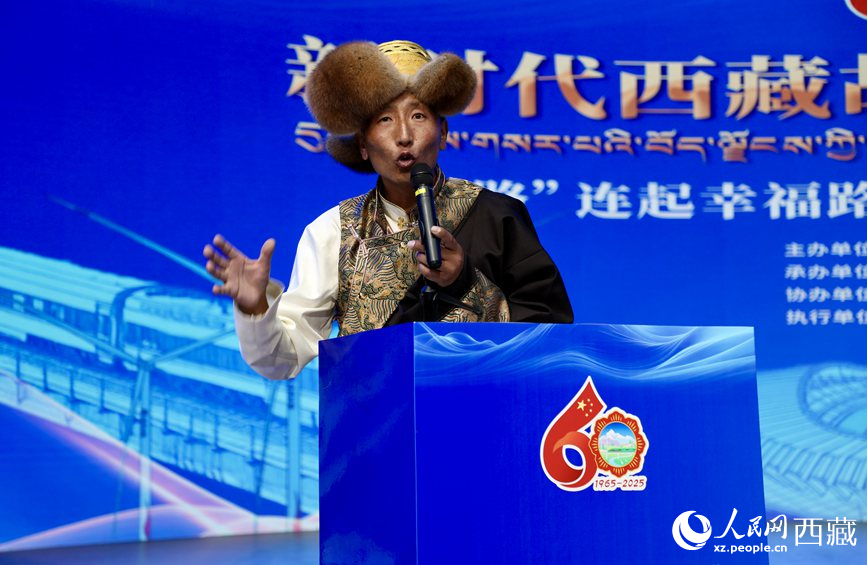 山南市隆子縣三安曲林鄉(xiāng)三林村黨支部副書記扎西次仁作分享報告。人民網(wǎng)記者 次仁羅布攝