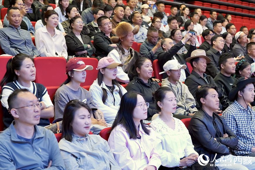 300余名干部職工、群眾代表在現(xiàn)場聆聽講座。人民網(wǎng)記者 次仁羅布攝