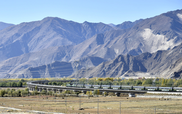 圖為??列火車(chē)行駛在拉日鐵路?? 攝影：王媛媛.jpg