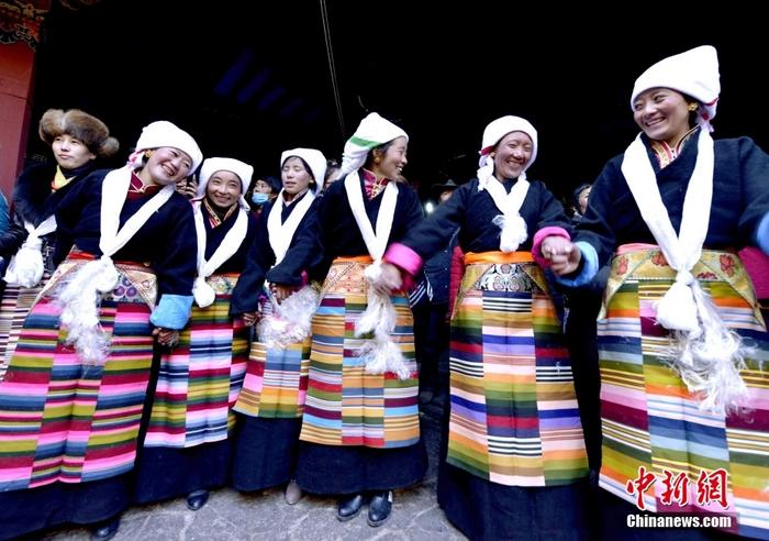 資料圖為2014年12月6日，拉薩民眾歡度“仙女節(jié)”。 <a target='_blank' href='/'><p  align=