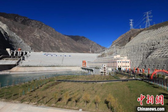 圖為金沙江上游蘇洼龍水電站?！⊥趵?攝