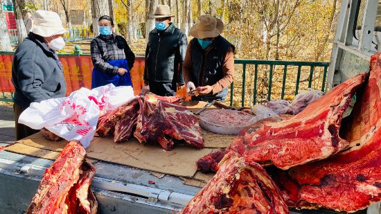 圖為市民正在買牛肉，本報(bào)記者 格桑倫珠攝(3737723)-20221201105107(1).jpg