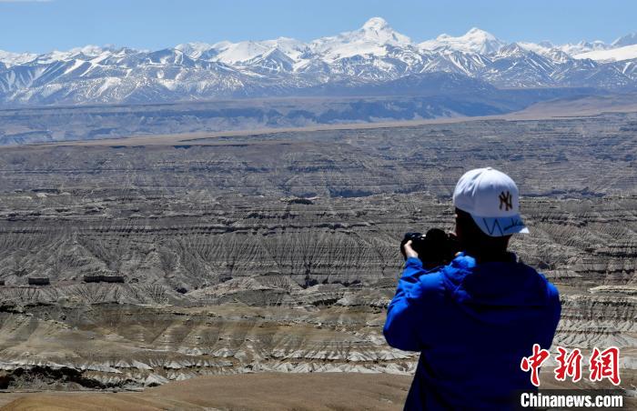 4月5日，游客在觀景臺(tái)拍攝札達(dá)土林?！±盍?攝