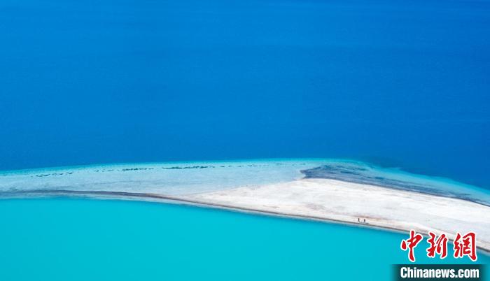 圖為山南羊卓雍錯(cuò)。　何蓬磊 攝