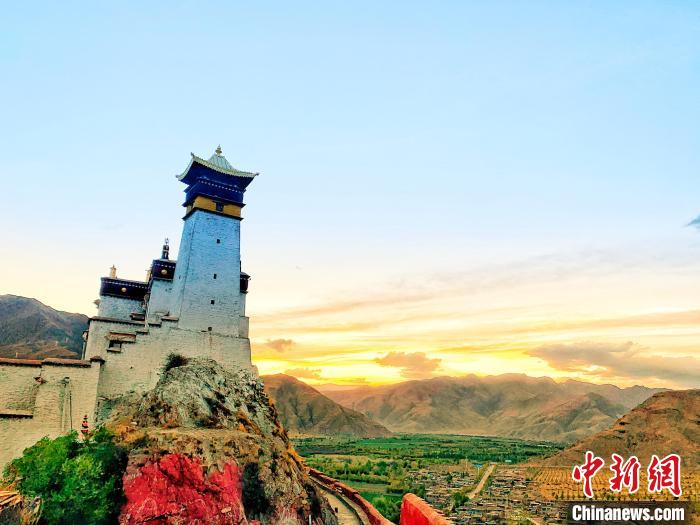 圖為西藏第一座宮殿——山南雍布拉康?！埼?攝