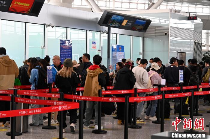 圖為“五一”期間，拉薩貢嘎機場旅客密集出行?！≡黝D珠 攝