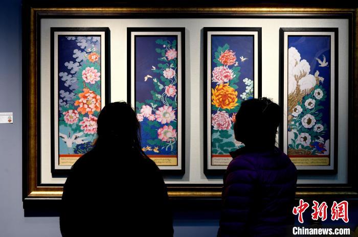 圖為5月16日，觀眾正在欣賞展覽中的新創(chuàng)唐卡作品?！±盍?攝