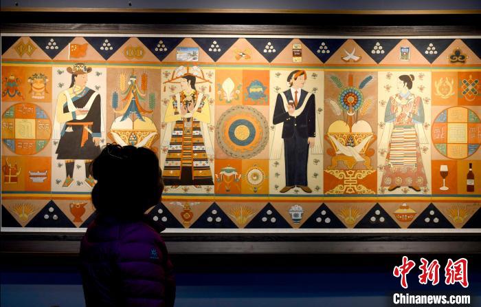 圖為5月16日，觀眾正在欣賞展覽中的新創(chuàng)唐卡作品?！±盍?攝